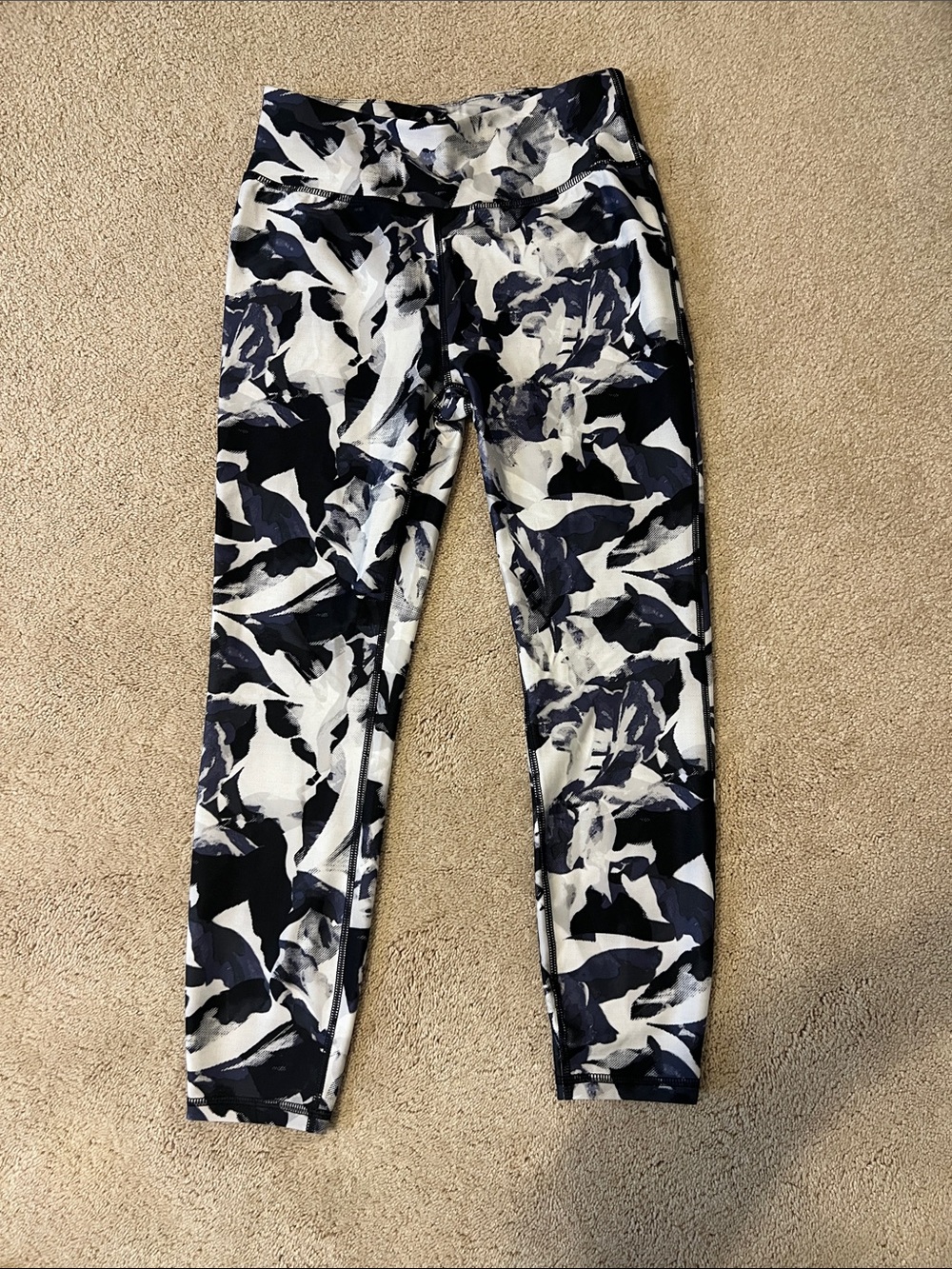 Avia Black, White & Gray Abstract Print Leggings Like New Size Small - Picture 2 of 6